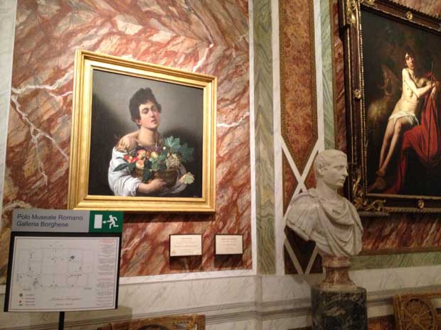A famosa obra de Caravaggio na Villa Borghese: "Il ragazzo con la canestra di frutta".