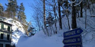 Mercadinho de natal em Marradi: dirigindo com neve na Toscana