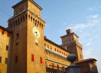 Rua do centro histórico de Ferrara, na Itália, cidade que recebe o Ferrara Buskers Festival