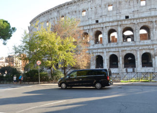 motorista particular em Roma com van em frente ao Coliseu