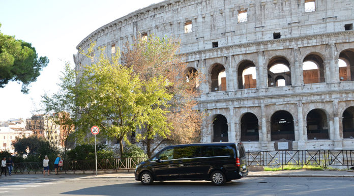 Motorista particular em Roma com veículo executivo motorista particular em Roma com van em frente ao Coliseu