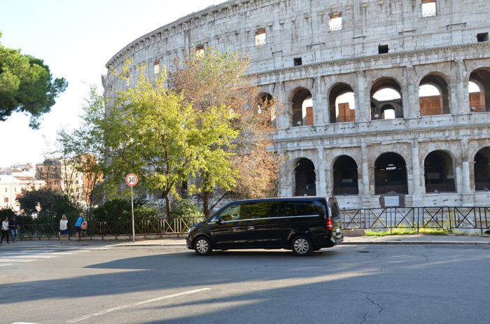motorista particular em Roma com van em frente ao Coliseu