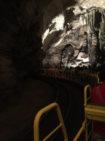 Parque das Grutas de Postojna na Eslovênia 3 No trenzinho que leva para o interior das Grutas de Postojna