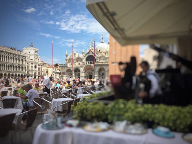 imagem do Caffé Florian na praça São Marcos de Veneza - Uma ideia de parada durante o seu passeio Roma Veneza em um dia 
