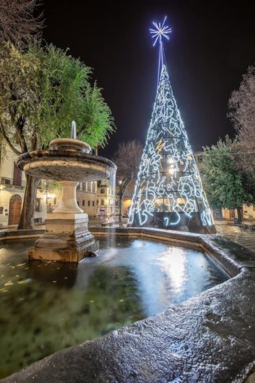 Decorações de Natal: uma das árvores de Natal em Florença 
