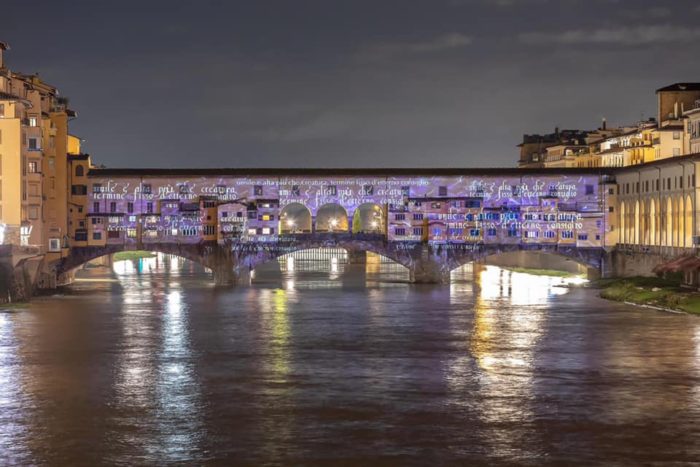 Decoração de Natal em Florença com o Festival de Luzes de Natal Florença F-light Ponte Vecchio com poemas Dante Alighieri