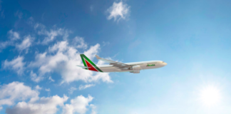 avião da Alitalia no céu - o futuro da Alitalia