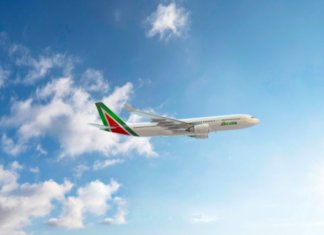avião da Alitalia no céu - o futuro da Alitalia