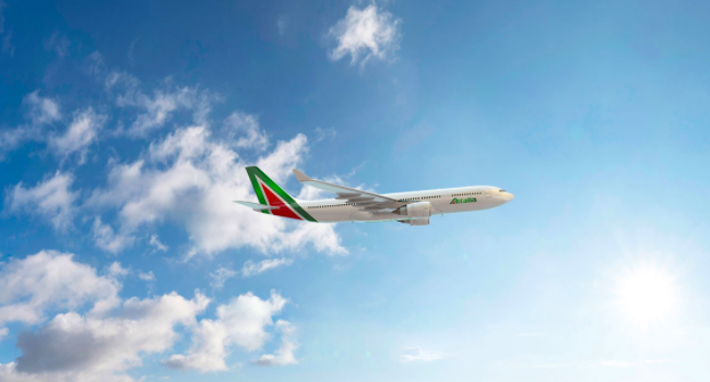 avião da Alitalia no céu - o futuro da Alitalia
