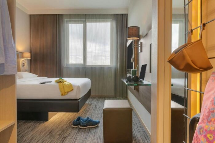 Hotel dentro do Aeroporto de Milão Malpensa 7 Quarto Queen do Milan Moxy Malpensa, um hotel no Aeroporto Malpensa em Milão dentro do Terminal 2