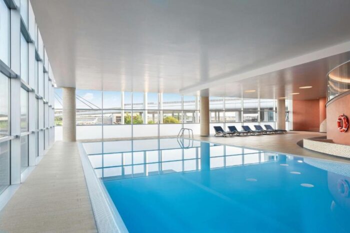 Hotel dentro do Aeroporto de Milão Malpensa 3 Para quem procura um hotel com piscina coberta no Aeroporto Malpensa o Sheraton Milan Malpensa é uma ótima opção. Imagem da piscina do hotel