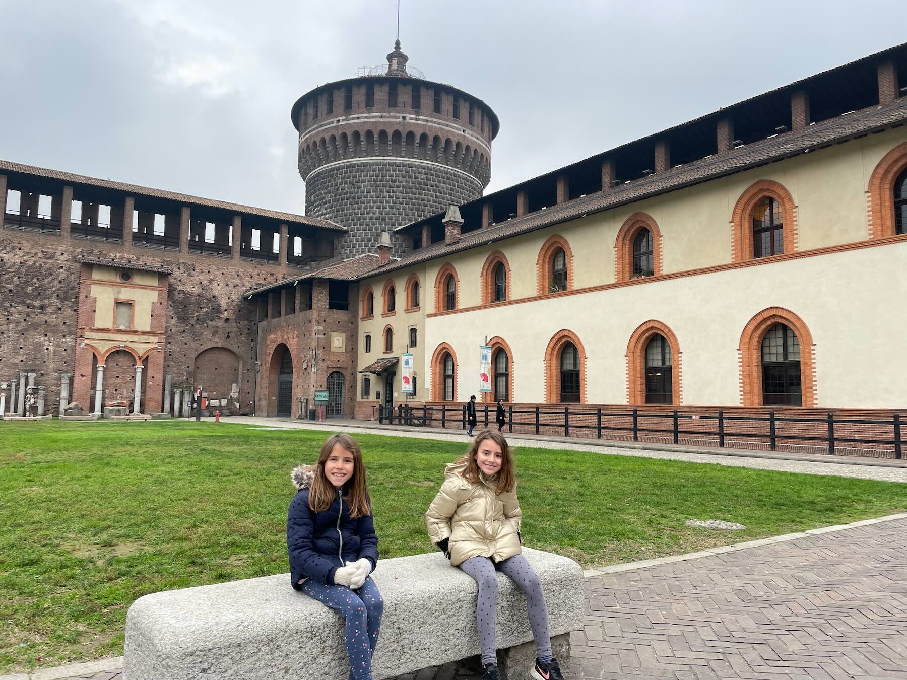 No pátio do Castello Sforzesco