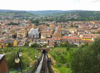 funicular em Certaldo