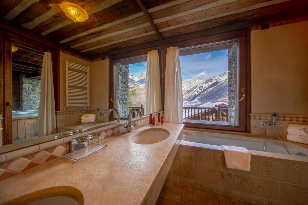 banheiro com vista para o Monte Branco no Relais Mont Blanc Hotel & Spa