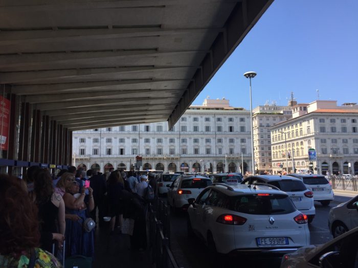 fila de táxis em Roma Termini