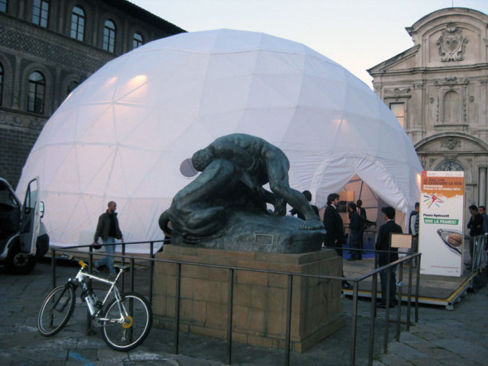 A estrutura montada em Florença, Italia, em forma de oca no Festival della Creatività 2010