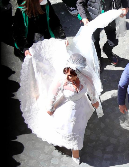 Lady Gaga vestida de noiva nas gravações de House of Gucci