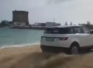 carro na praia de Porto Cesareo