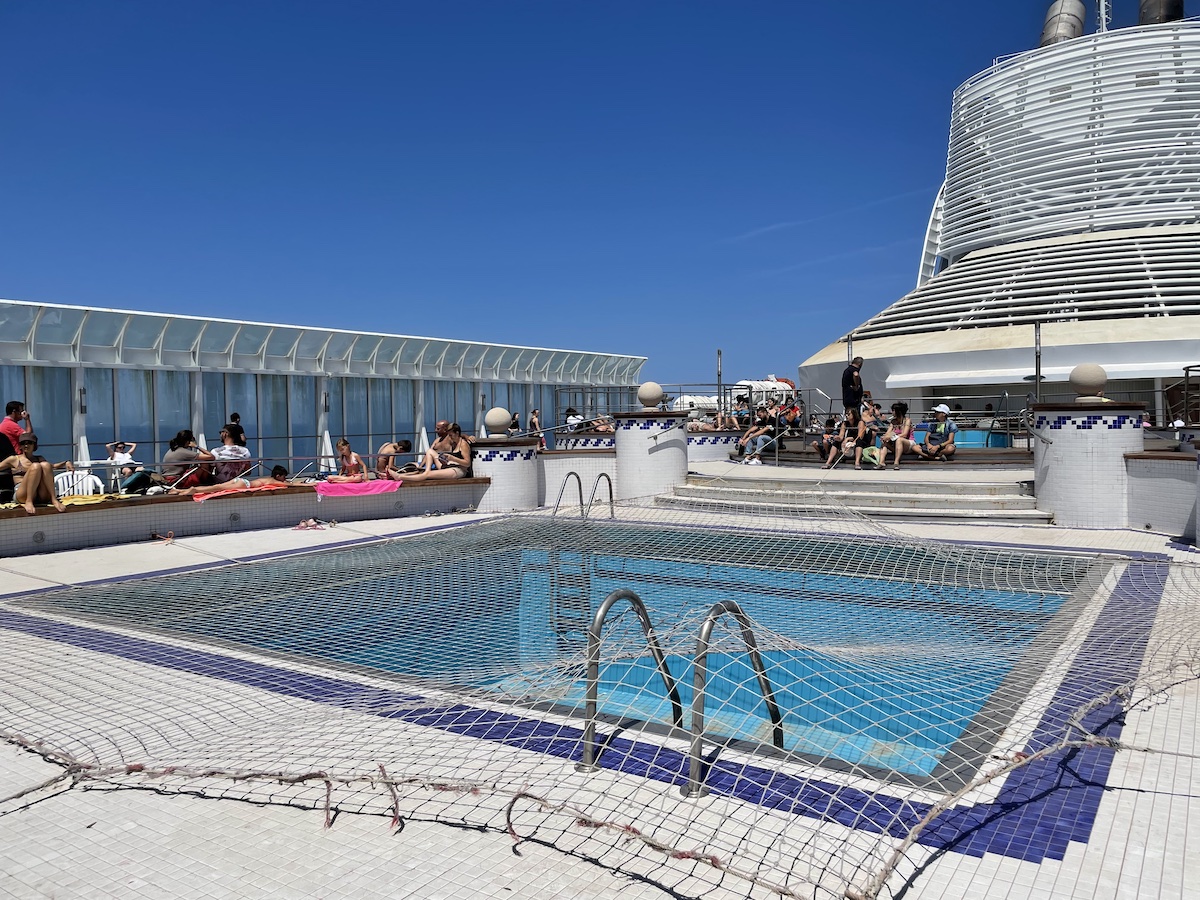 Deck da piscina do navio La Superba, da GNV, na rota Gênova-Palermo