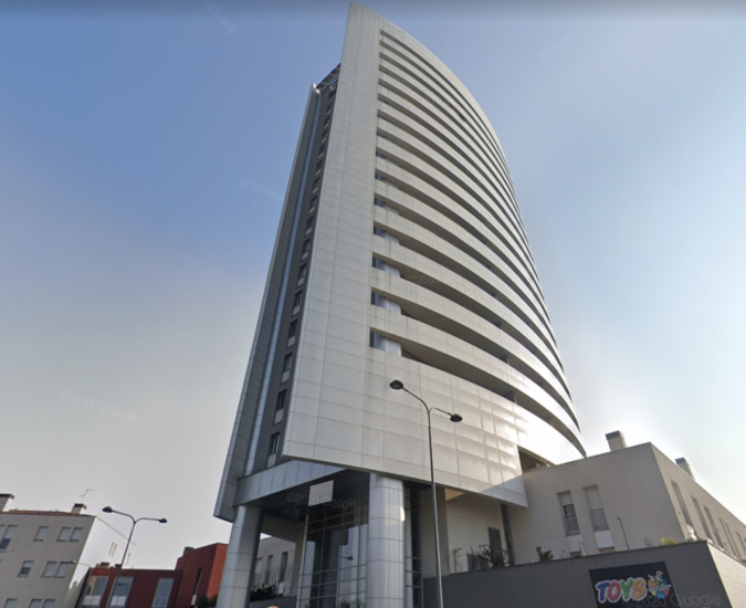 fachada do edifício que pegou fogo hoje no incêndio em Milão