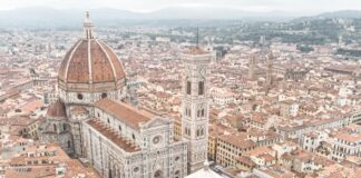 instalação em Florença ao lado do batistério