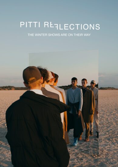 Pitti Uomo 2022 e Pitti Bimbo 2022 terão o tema Pitti Reflextions, na foto homens de costas bem vestidos veem a sua imagem refletida em um espellho