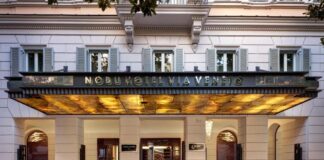 A entrada do novo Nobu Hotel em Roma na Via Veneto