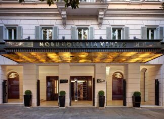 A entrada do novo Nobu Hotel em Roma na Via Veneto