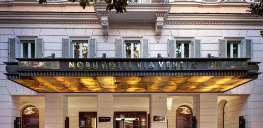 A entrada do novo Nobu Hotel em Roma na Via Veneto