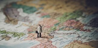 como obter o green pass na França - imagem de boneco em pé sobre o mapa da França