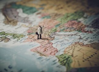 como obter o green pass na França - imagem de boneco em pé sobre o mapa da França