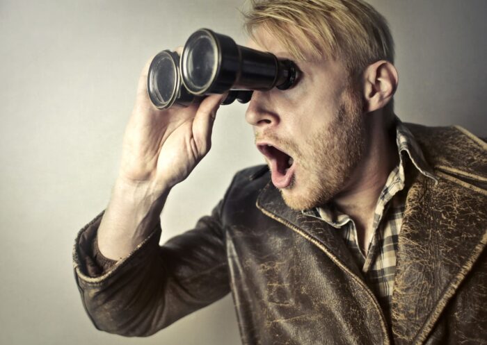 Quantos são os estrangeiros na Italia 1 Estrangeiros na Italia: quem são, quantos são, da onde vem? Na foto temos um homem observando através de um binóculo com cara de espanto