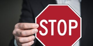 Vacinas não autorizadas na Italia, uma questão politica. Na foto, uma mãe segura uma placa com a escrita "Stop".