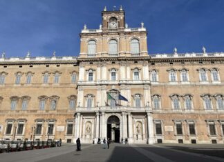fachada do Palazzo Ducale em Modena Italia
