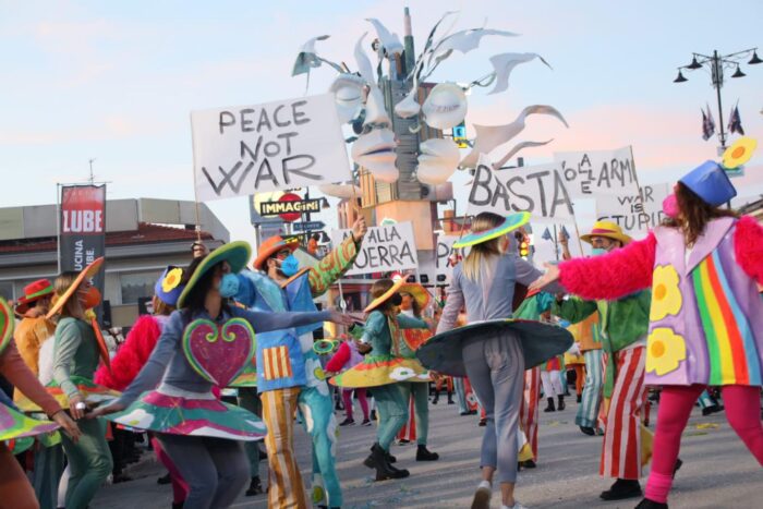 Viareggio, Carnaval da paz na Italia 2022 1 Carnaval da paz em Viareggio, um dos mais tradicionais carnavais da Toscana, Itália