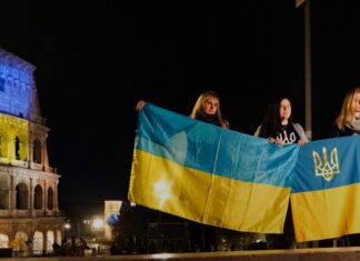 Coliseu iluminado com as cores da bandeira da Ucrânia