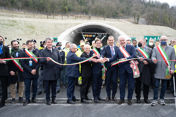 Inauguração do túnel mais comprido da Europa com 3 pistas