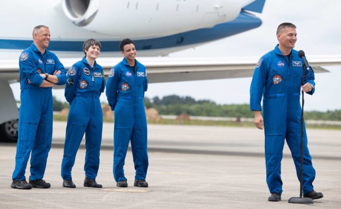 O astronauta da NASA, Kjell Lindgren, à direita, fala com a imprensa após chegar ao Launch and Landing Facility na NASA’s Kennedy Space Center com seus companheiros, o astronauta Robert Hines (NASA), a astronauta Samantha Cristoforetti (ESA, European Space Agency) e a astronauta  Jessica Watkins (NASA) ao lado da SpaceX Crew-4 na segunda-feira 18 de abril de 2022. Crédito da foto: (NASA/Joel Kowsky/divulgação)