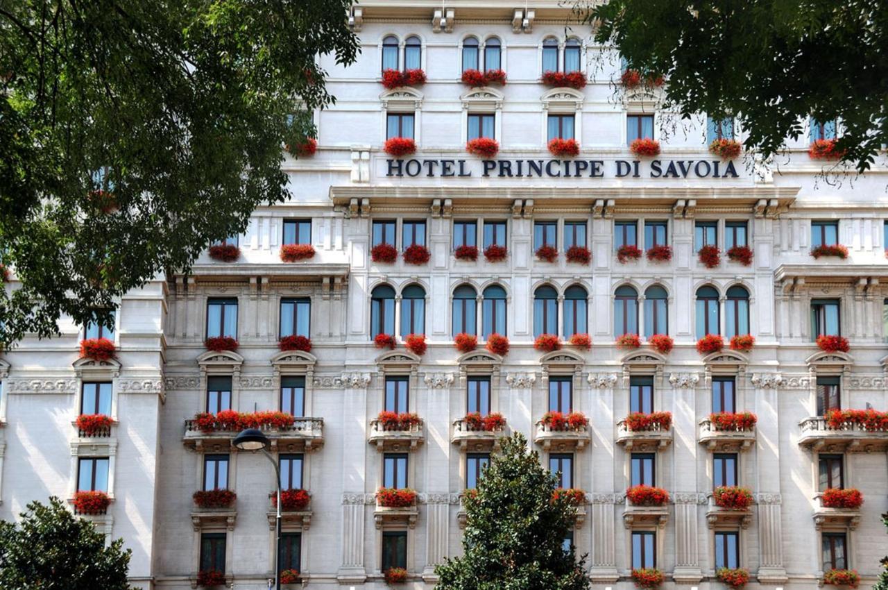 Fachada do Hotel Principe di Savoia, em Milão, com gerânios vermelhos nas sacadas