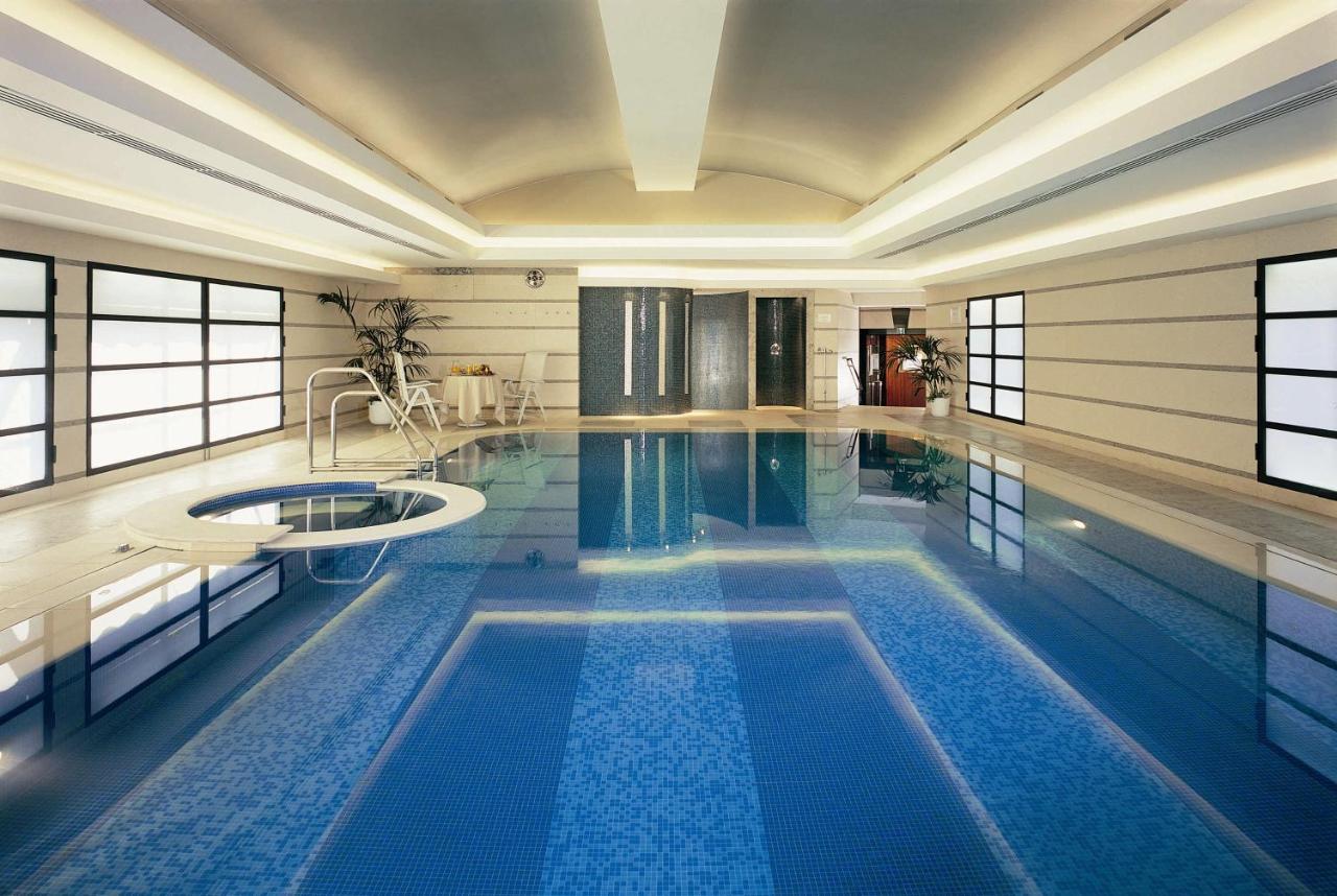 Piscina coberta do spa do Hotel Principe di Savoia, em Milão