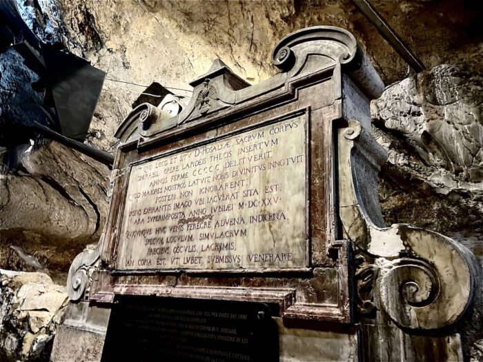 A lápide de mármore que descreve o encontro dos ossos sagrados de Santa Rosalia dentro do santuário em Palermo