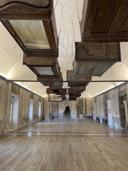 Uma sala infinita com os armários suspensos: obra de Jannis Kounellis no Palazzo Belmonte Riso