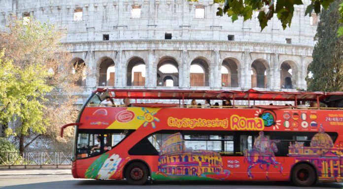 Busitalia compra City Sightseeing Italia e reforça a mobilidade turística integrada na Itália ônibus turístico em frente ao Coliseu de Roma