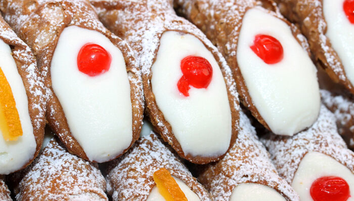 O cannolo siciliano tradicional, ou melhor, nesta fotos diversos "cannoli"
