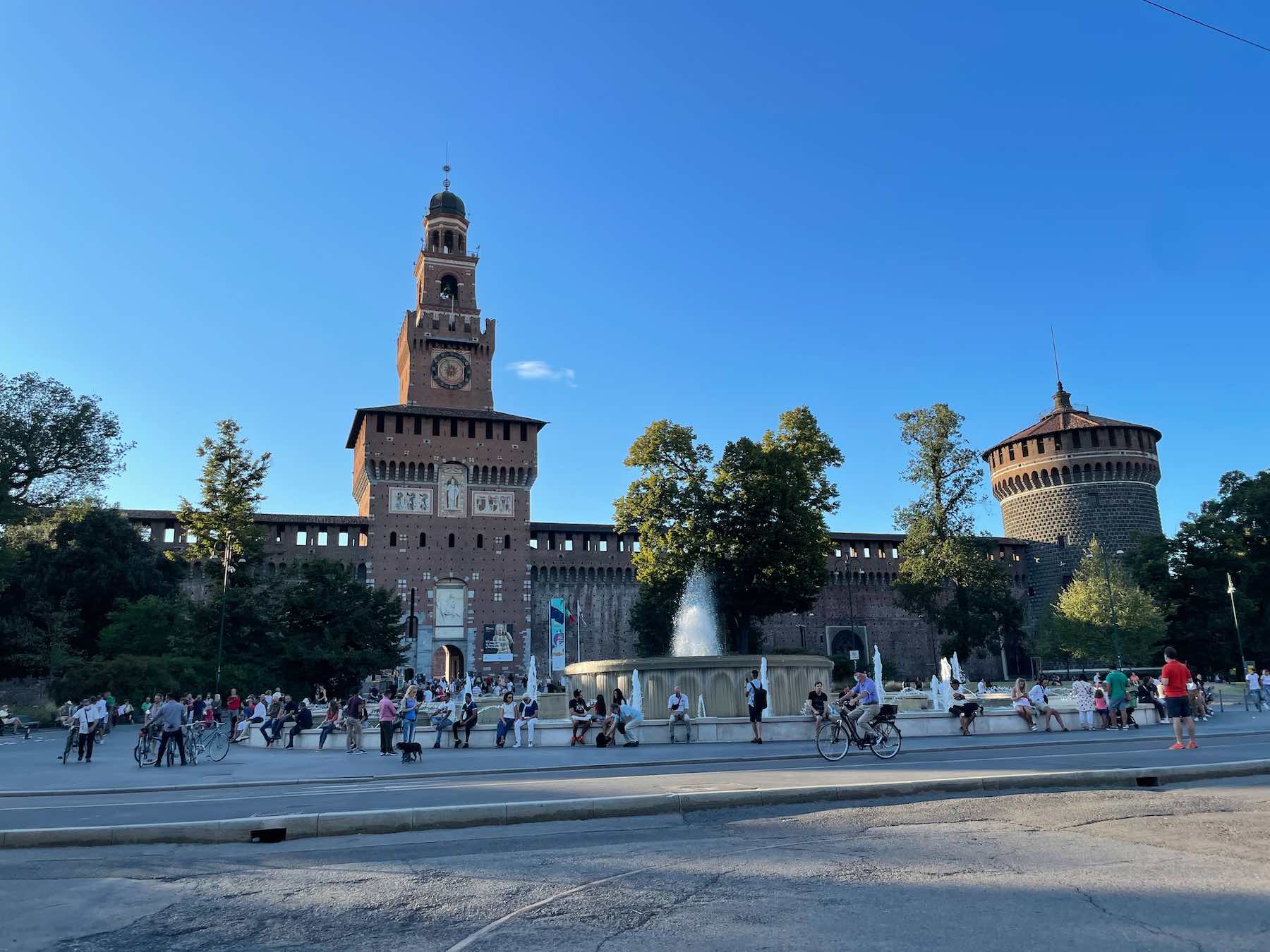 O Castelo Sforzesco durante minha visita a Milão no final de agosto de 2021 