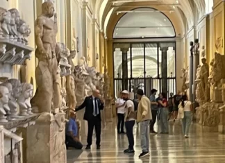 Loucura nos Museus do Vaticano, turista jogou duas estátuas no chão