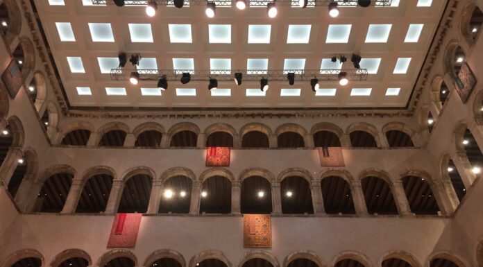 T Fondaco dei Tedeschi, a mais glamurosa loja de departamento de Veneza encerra suas atividades Fondaco dei Tedeschi em Veneza, uma grande loja de departamentos de luxo