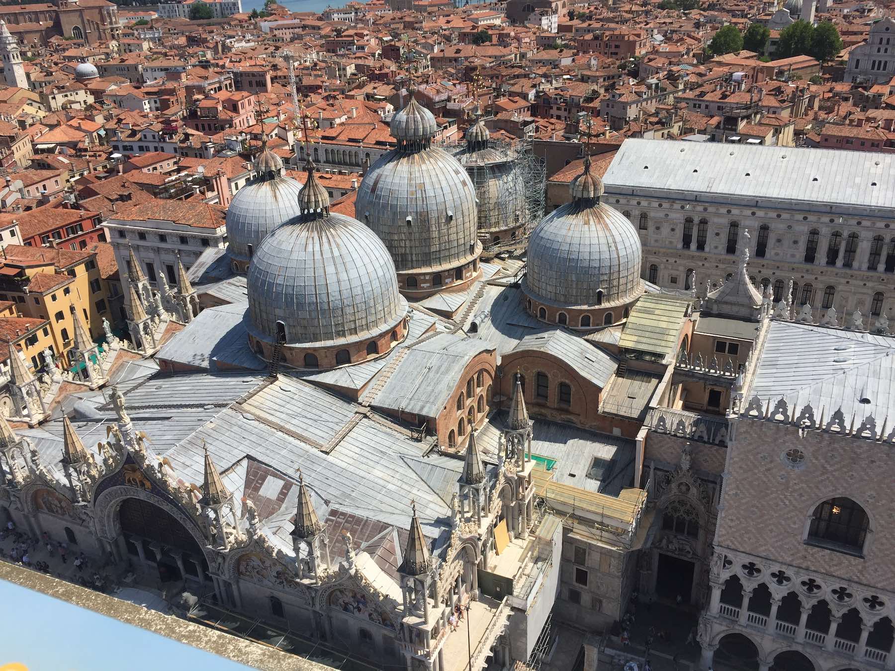 As cinco cúpulas da Basílica de São Marcos em Veneza (vistas do campanário)