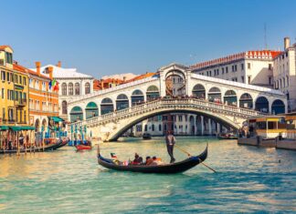 Passeio de gôndola em Veneza no Canal Grande com ponte de Rialto no fundo