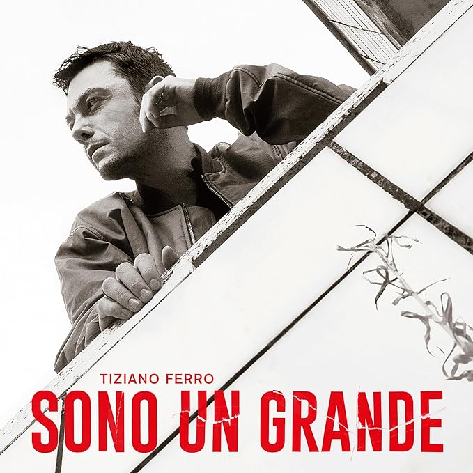 Shows do Tiziano Ferro na Italia 2026 e lançamento do disco "Sono Un Grande" 1 Capa do novo álbum de Tiziano Ferro: "Sono un Grande" - escrito com as letras meio rachadas...
